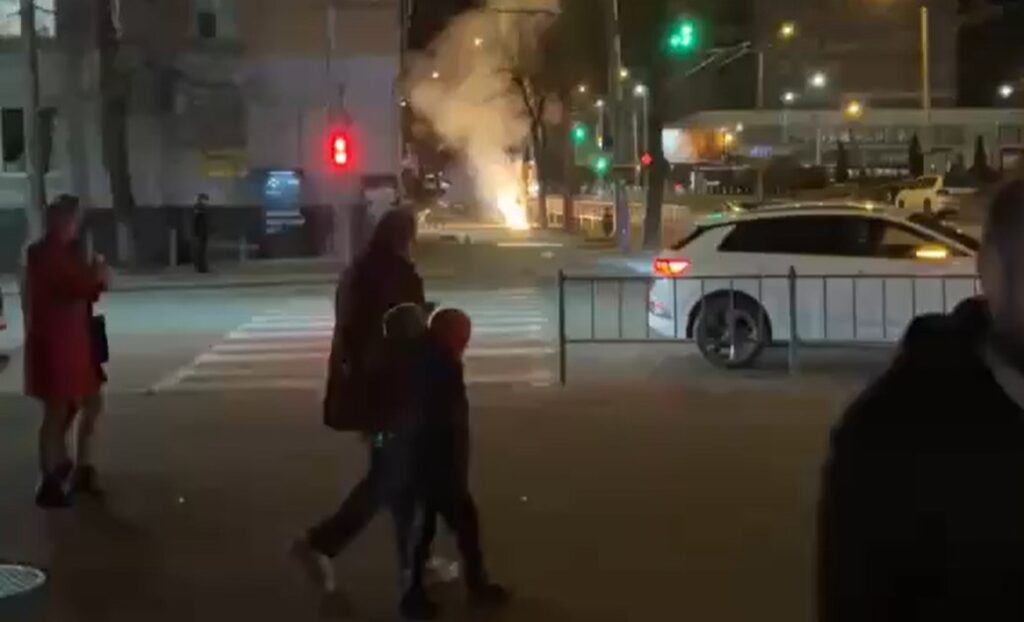 Вибух на вулиці вночі, перехожі в кадрі.