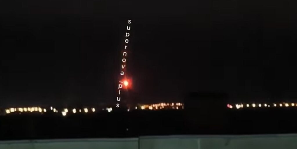 Нічне місто, світіння в небі