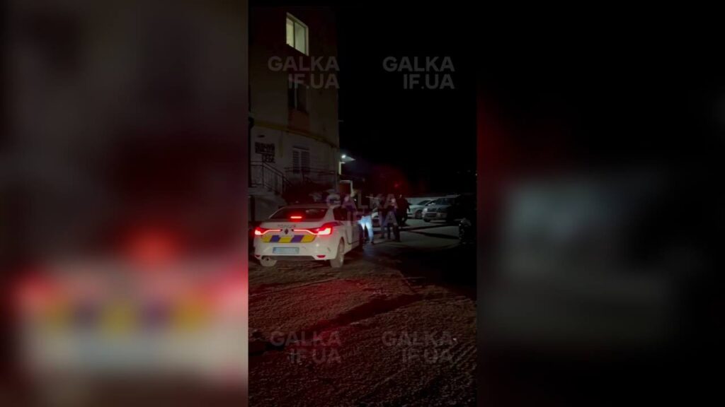 Поліцейська машина біля будинку вночі