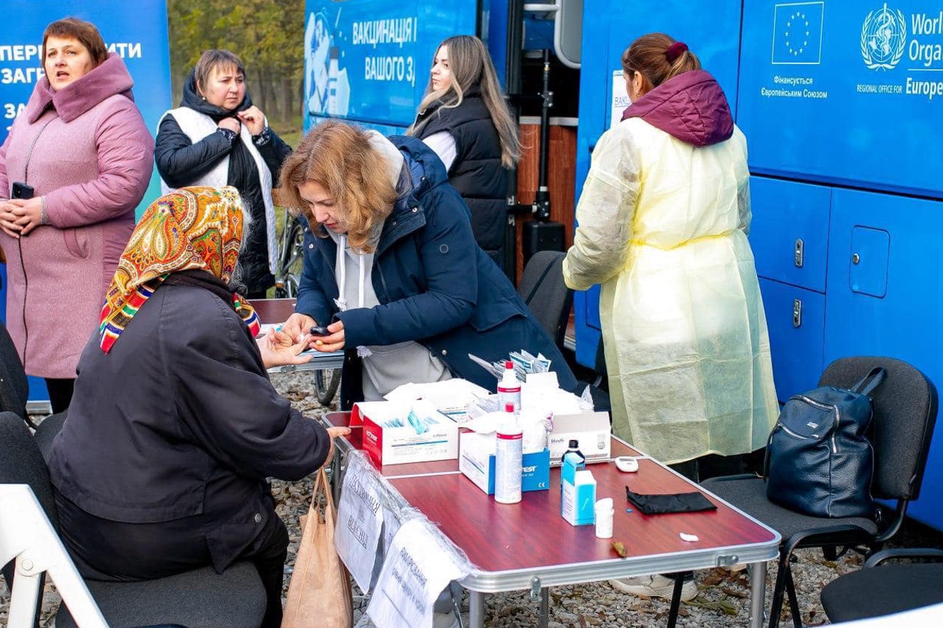 Медичний огляд на мобільній станції вакцинації