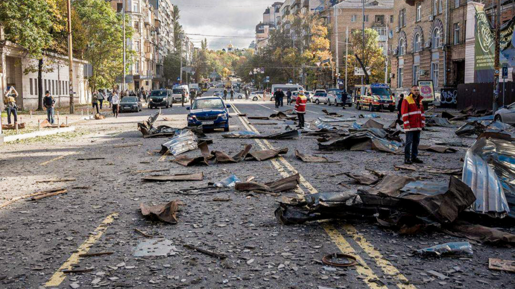 Вулиця після вибуху з уламками та людьми.