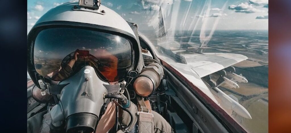 Пілот у кабіні винищувача на великій висоті
