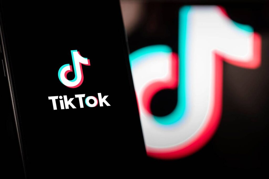 Логотип TikTok на чорному фоні.