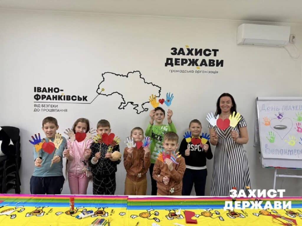 У Франківську діти виготовили творчі роботи до Дня вдячності волонтерам