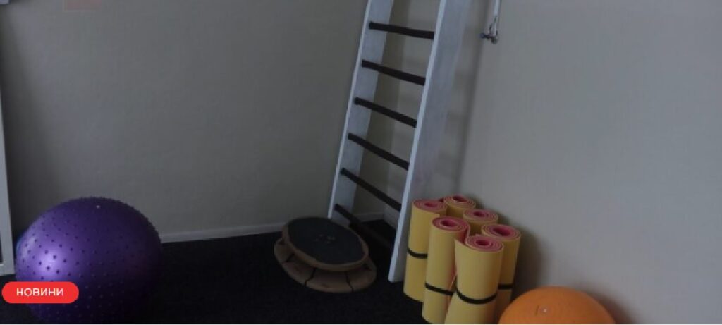 Тренувальна кімната з обладнанням для фізичних вправ.