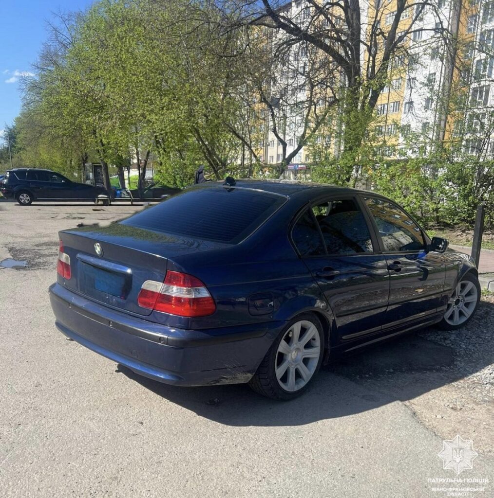 У Франківську патрульні зупинили нетверезого водія BMW без водійського посвідчення