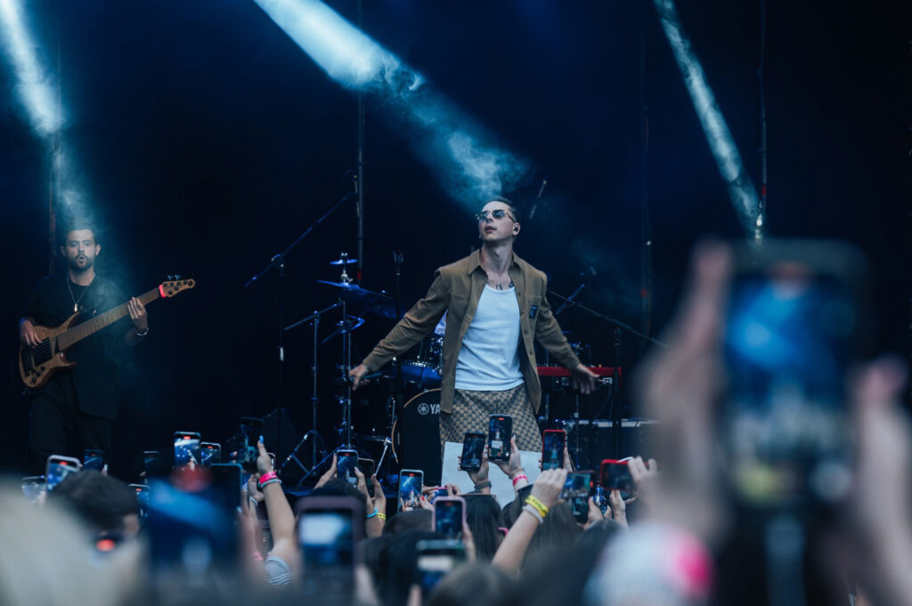 Музикант на сцені під час концНа його концертах співають всі! PARFENIUK 12 квітня виступить в Івано-Франківськуерту