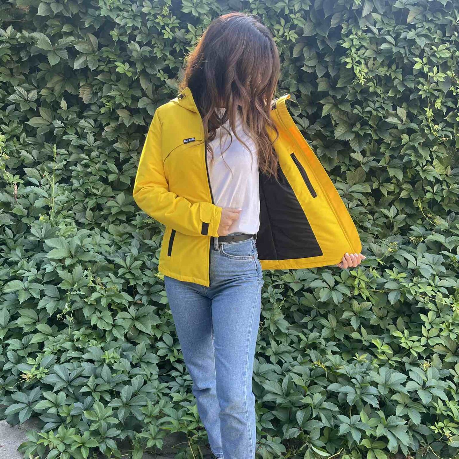 Весняні вітровки 2025: фасони, що диктують ритм моди