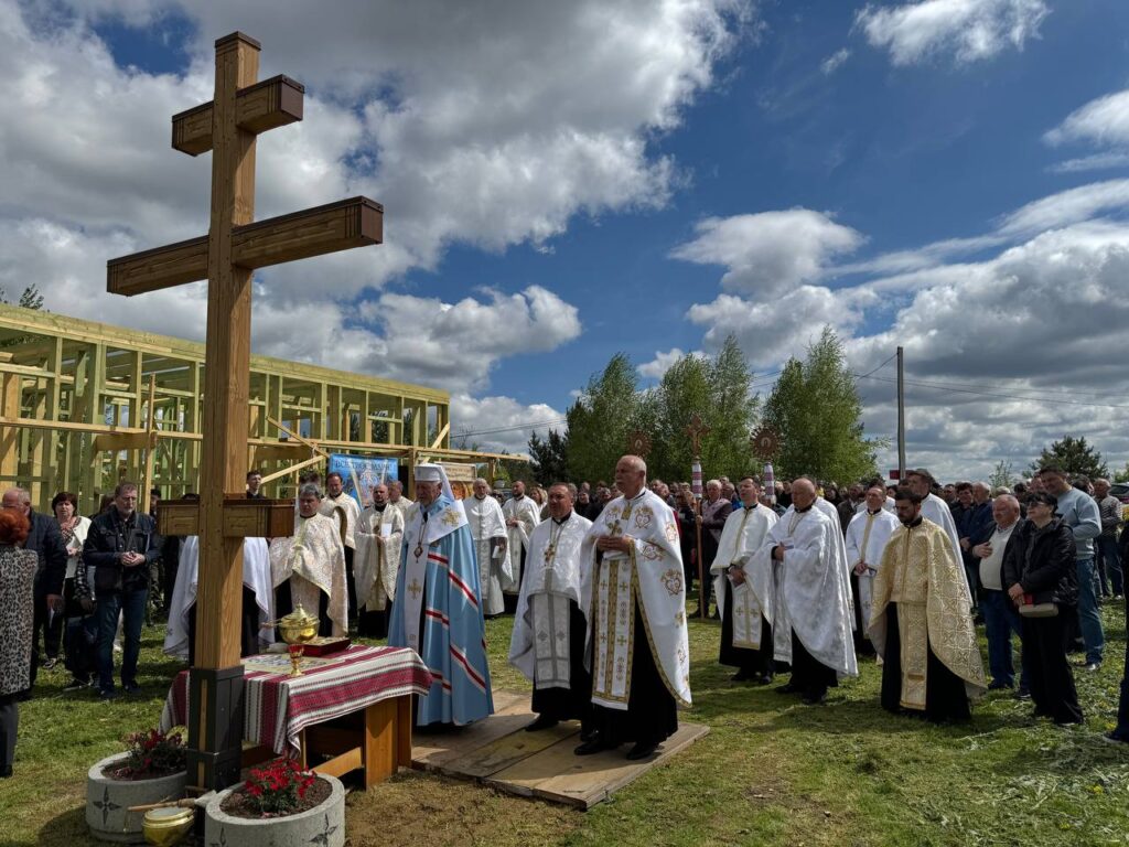 Релігійна церемонія на відкритому повітрі біля хреста.