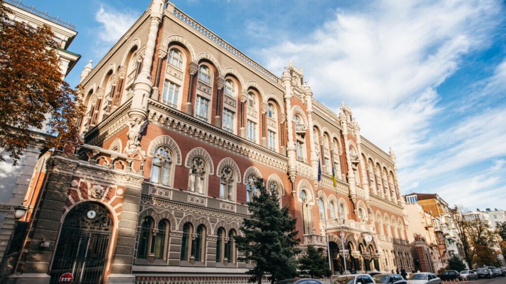Нацбанк не продовжив ліміт у 150 тисяч гривень на перекази