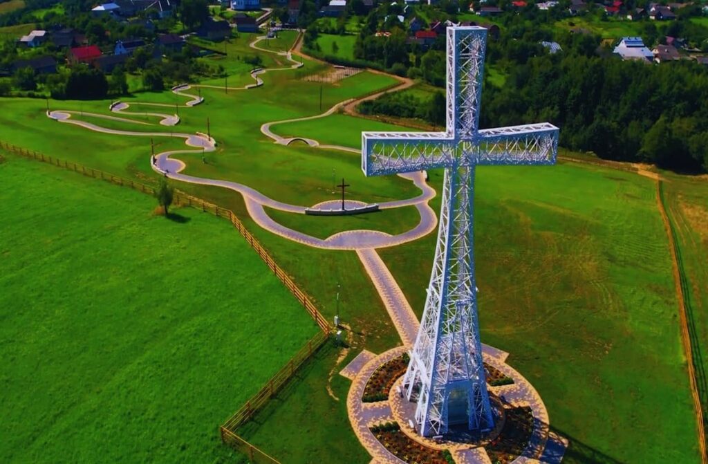 Великий хрест на зеленому полі з доріжками.