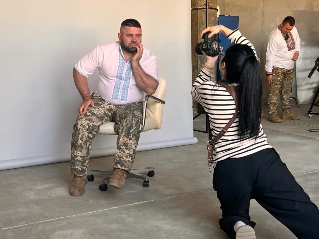 Фотосесія чоловіків у вишиванках в студії