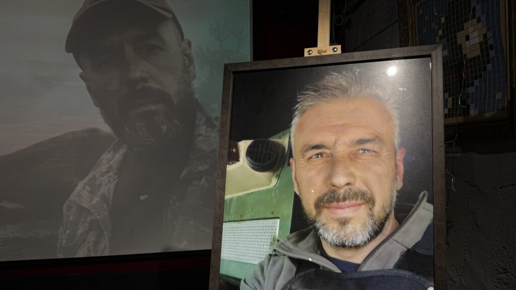 У Франківську презентували роботи загиблого воїна, військового репортера Руслана Ганущака