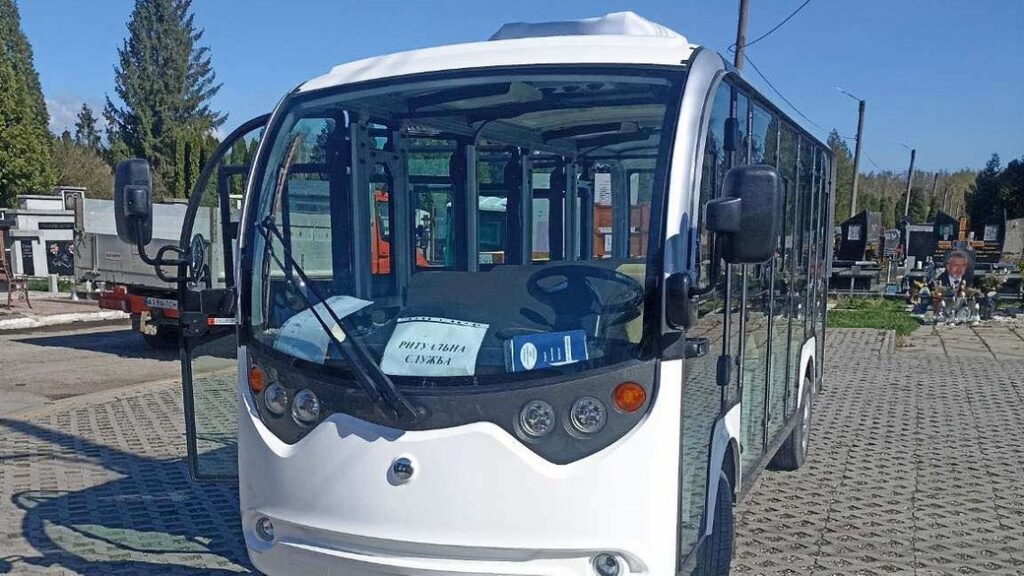 На міському кладовищі Франківська курсуватиме електричний автобус