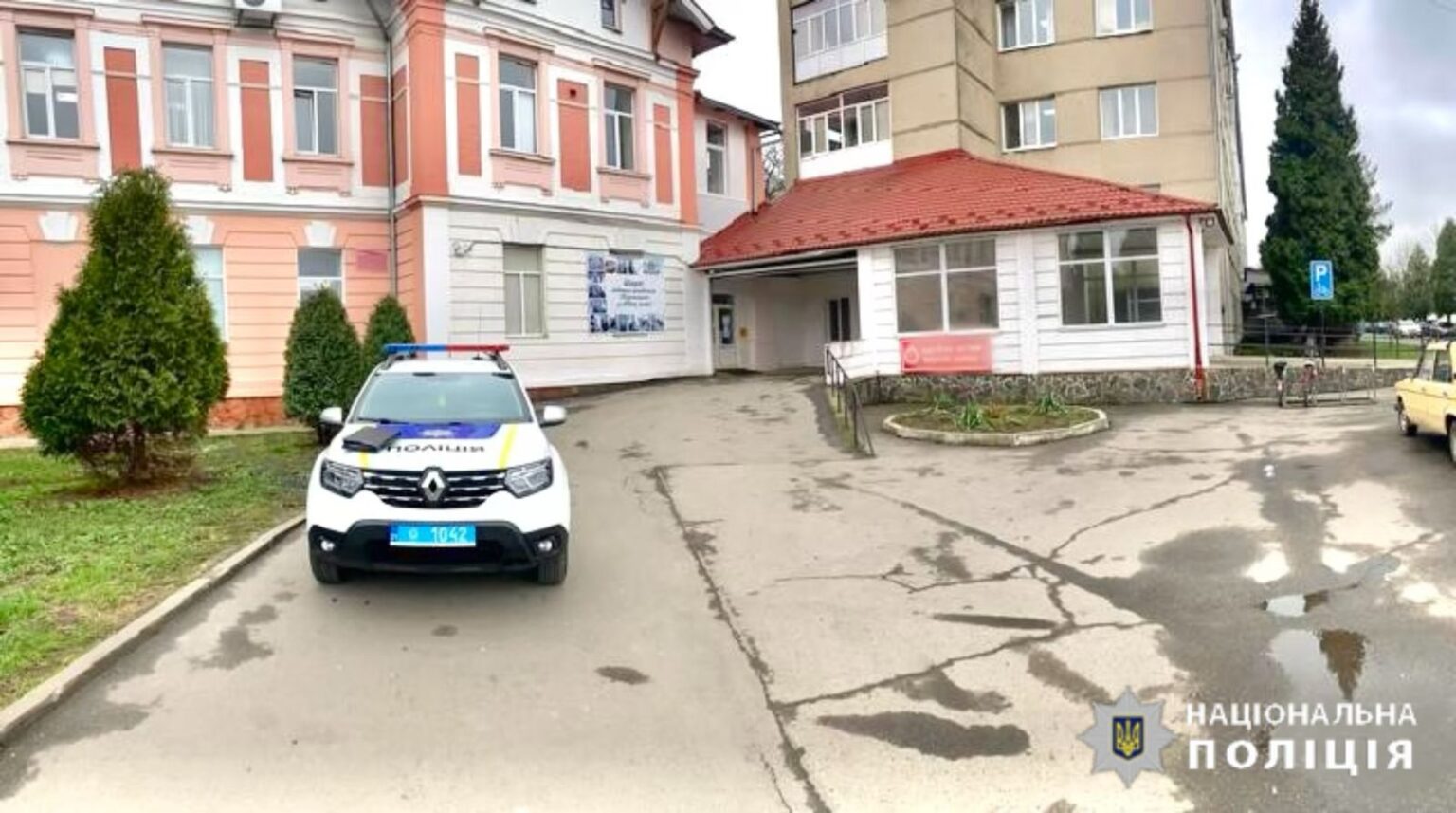 У Коломиї нетвереза жінка зателефонувала до поліції та повідомила про замінування лікарні, її затримали. ФОТО