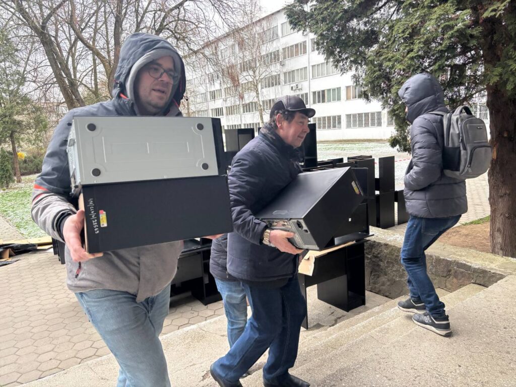 Польські підприємці передали франківському університету комп’ютери та комп’ютерні столи. ФОТО