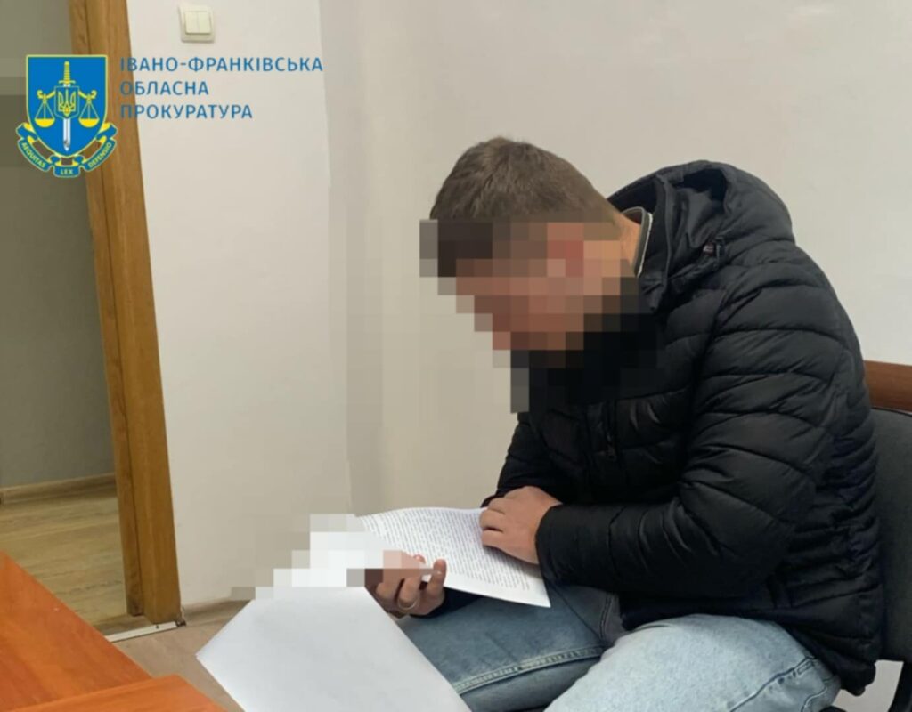 Людина читає документ в офісі прокуратури.