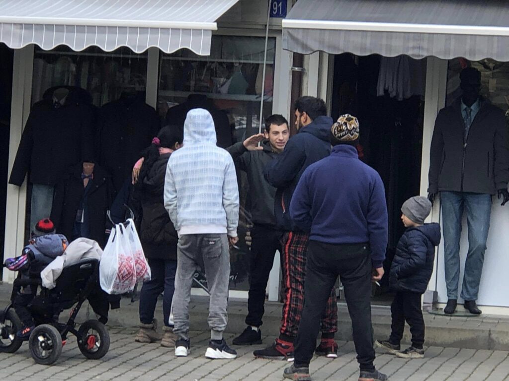 Франківці обурюються засиллю ромів у середмісті: ті агресивно жебракують та чіпляються до перехожих