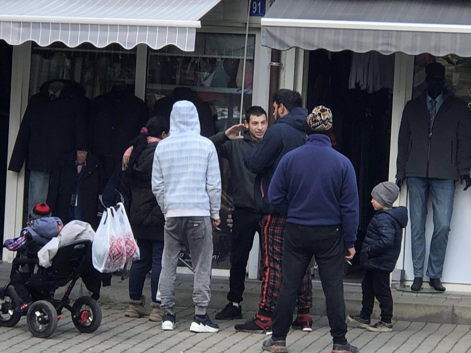 Франківці обурюються засиллю ромів у середмісті: ті агресивно жебракують та чіпляються до перехожих