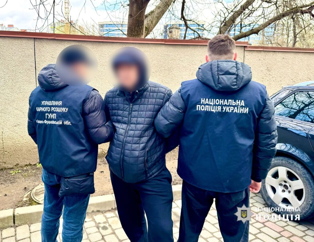 Поліція України затримує підозрюваного на вулиці.