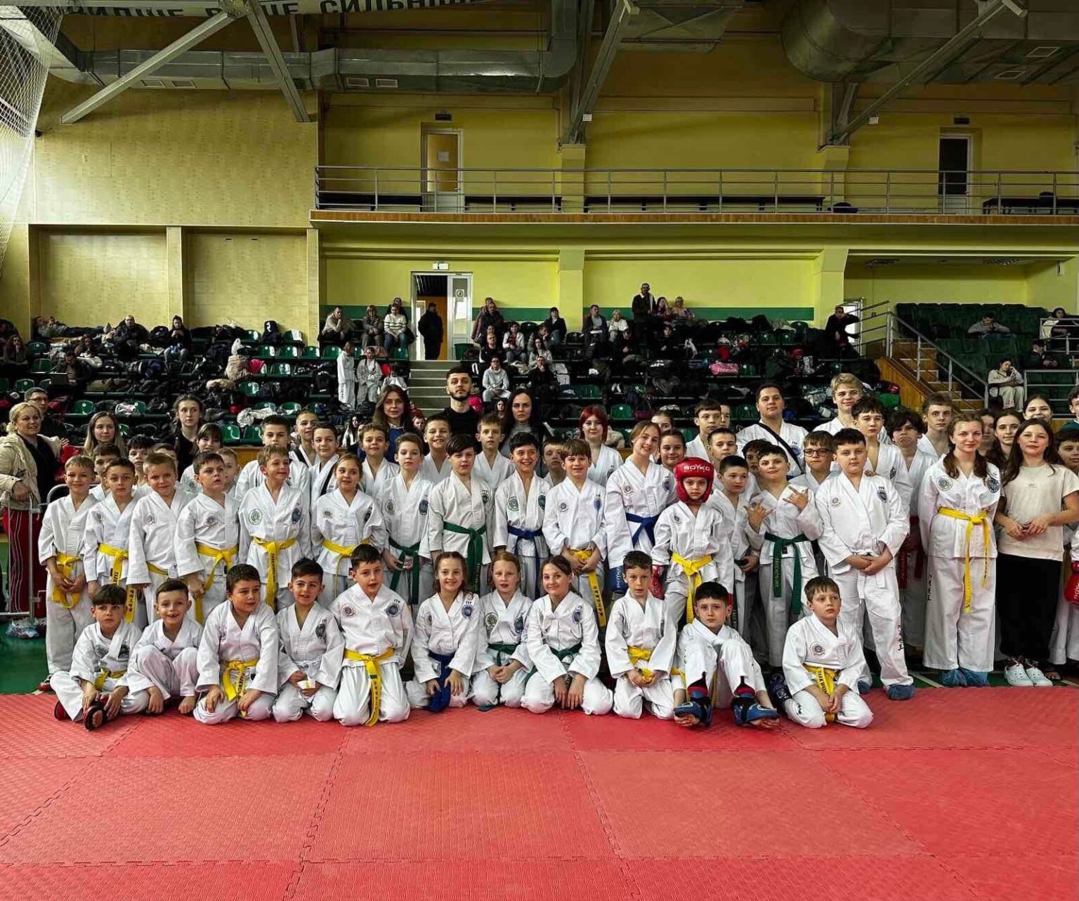 Група дітей у карате формі на турнірі