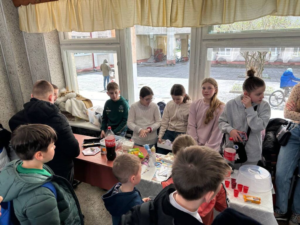 У франківському ліцеї зібрали понад 150 тисяч гривень для військових на великодньому ярмарку ФОТО