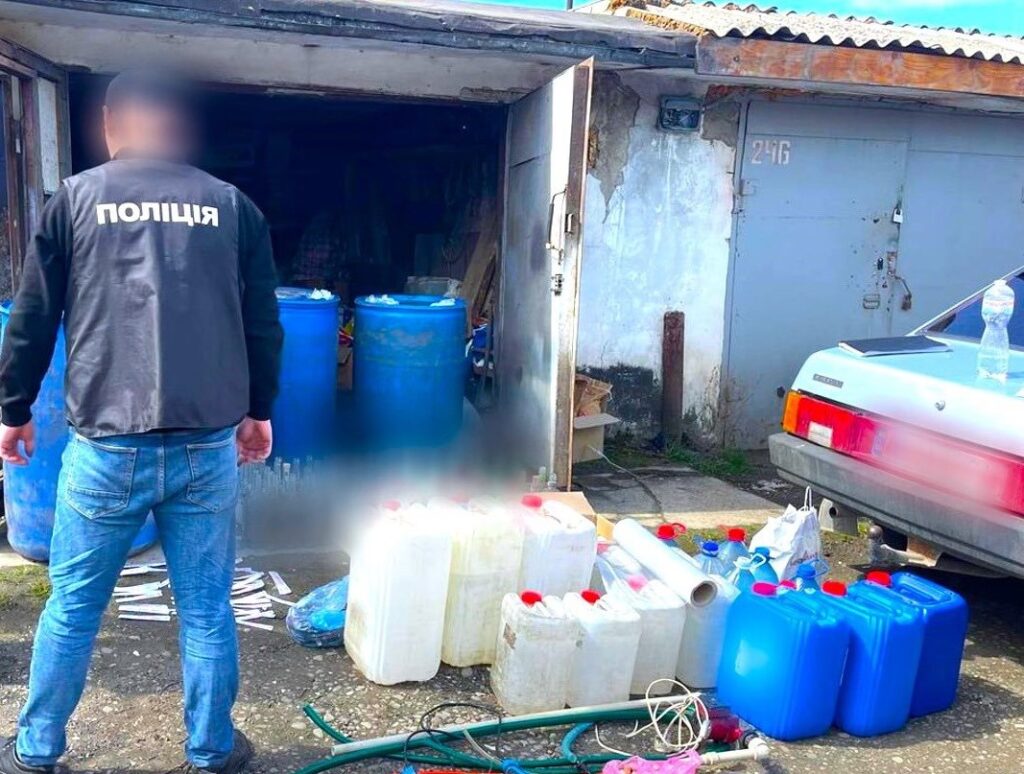 Незаконно виробляв і збував алкоголь: прикарпатцю повідомили про підозру. ФОТО