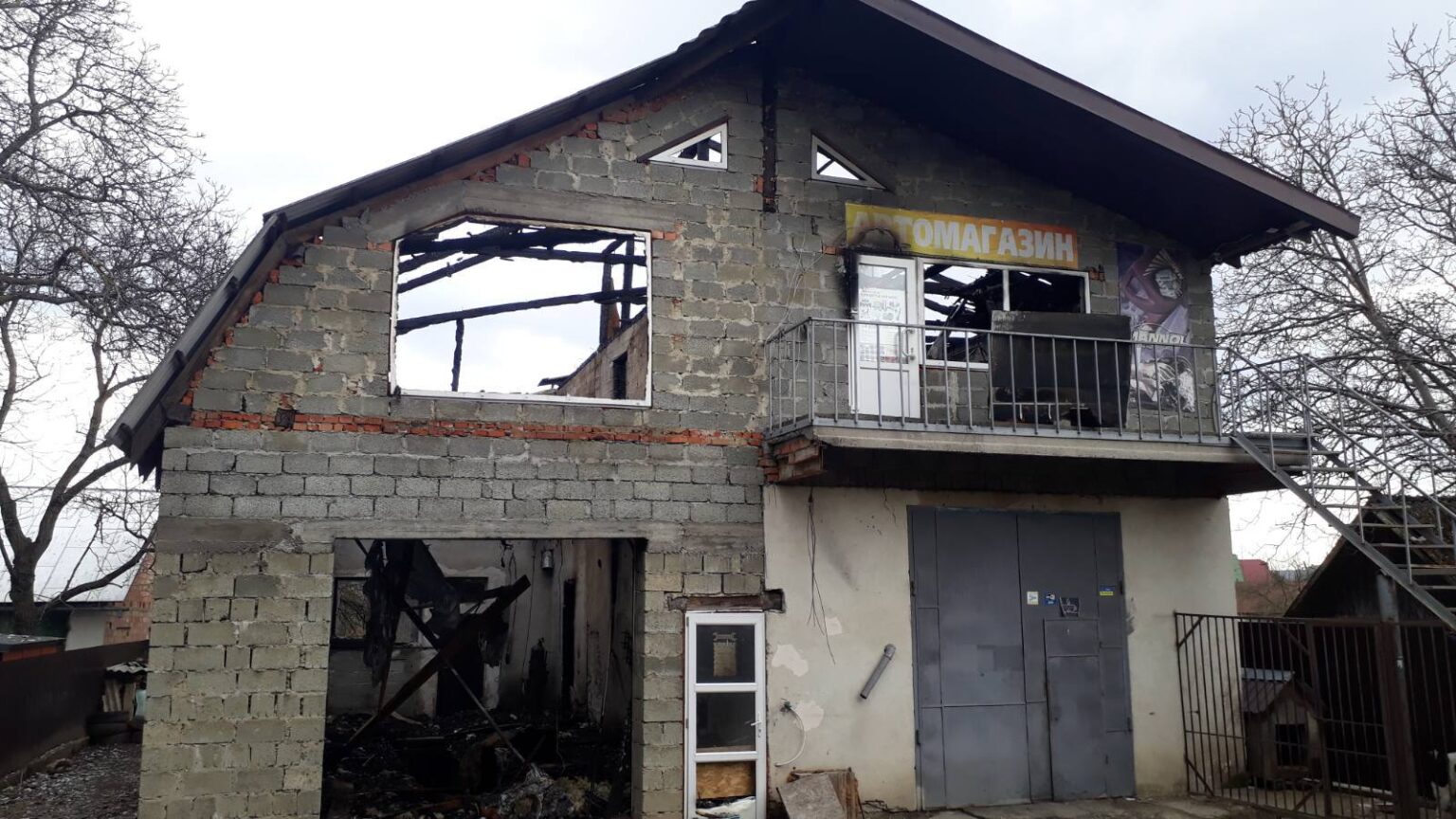 Згоріла будівля автомагазину без даху