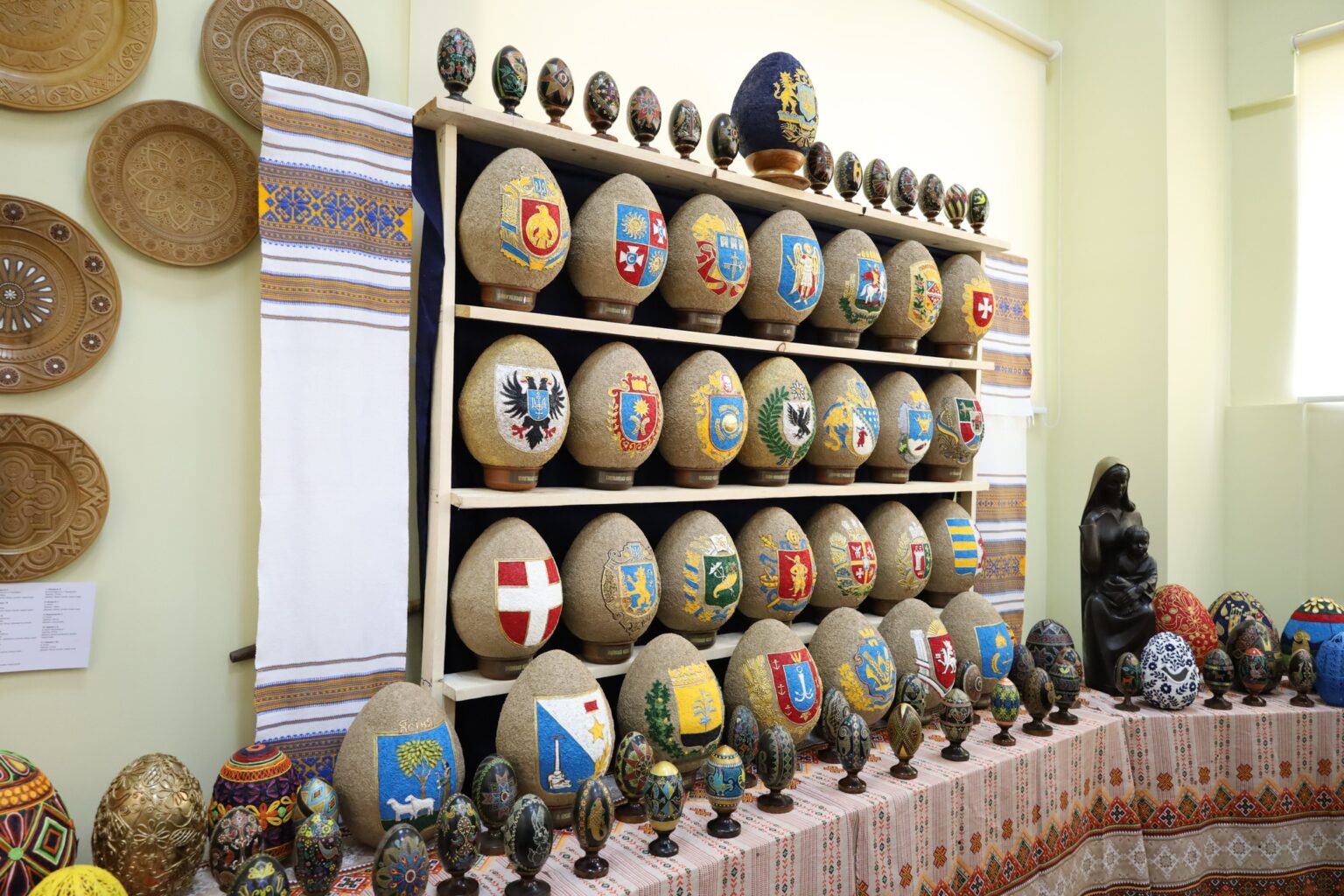 Колекція декоративних яєць з гербами