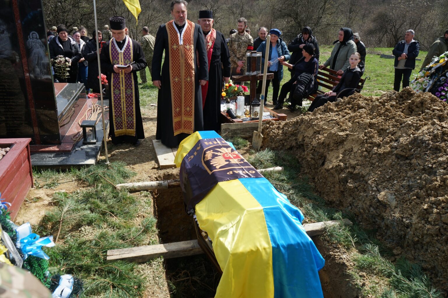 У селі Битків на Прикарпатті поховали захисника України Андрія Романюка ФОТО