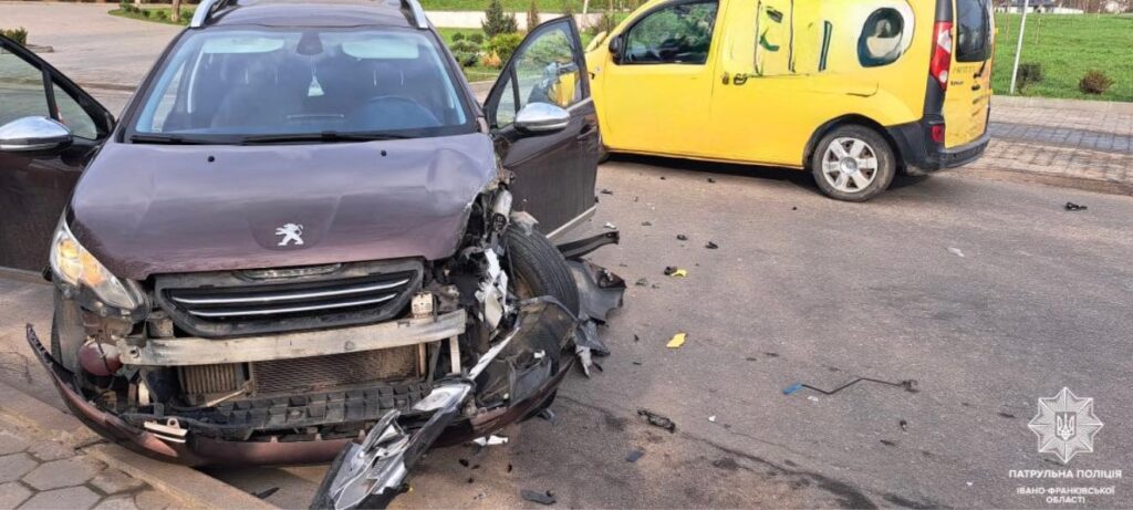 ДТП з двома автомобілями на дорозі.