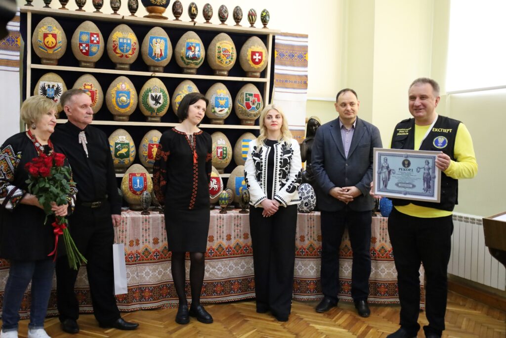 Виставка писанок з гербами та люди в вишиванках.