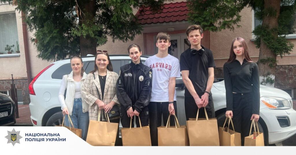 Поліцейські, педагоги та учні закладів освіти Івано-Франківська відвідали поранених захисників