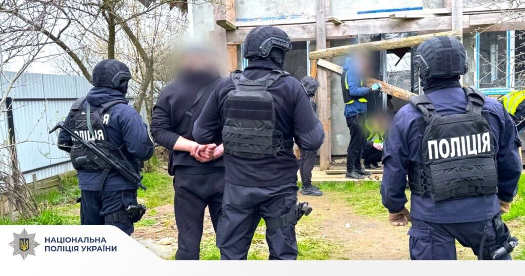 Затримання поліцією підозрюваних біля будинку.