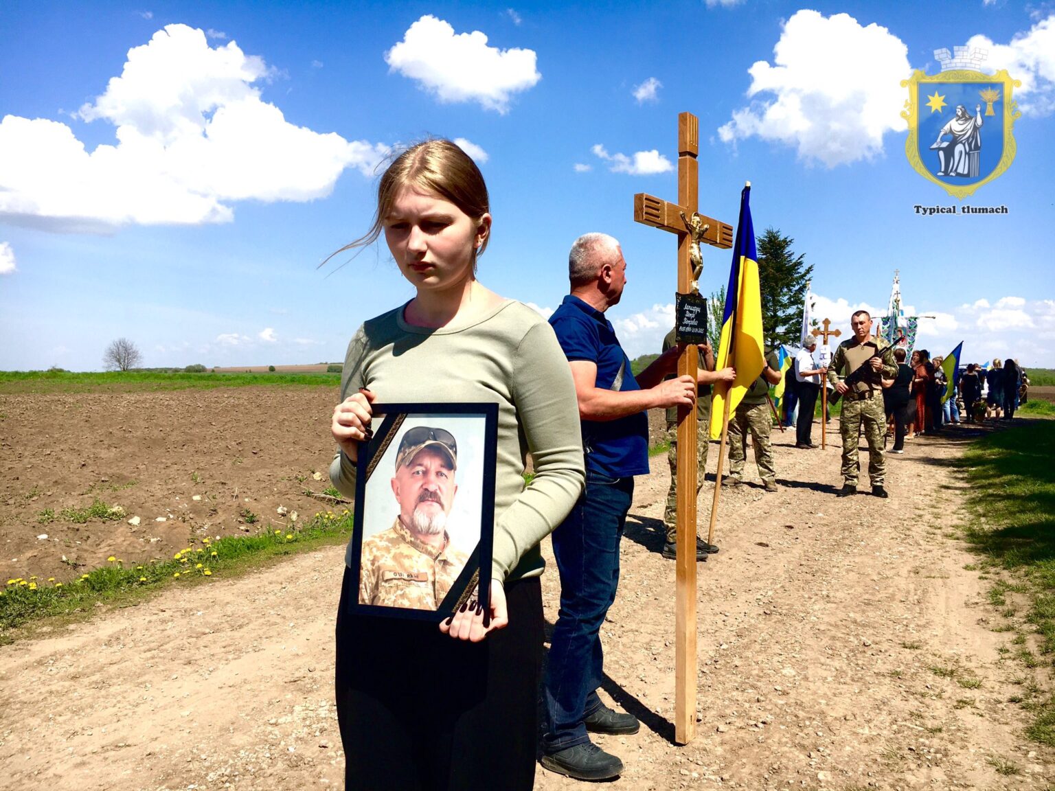 Прощання з військовим на сільській дорозі