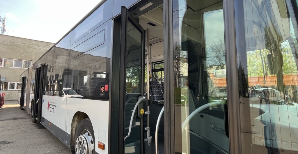 Сучасний автобус з відкритими дверима на вулиці.