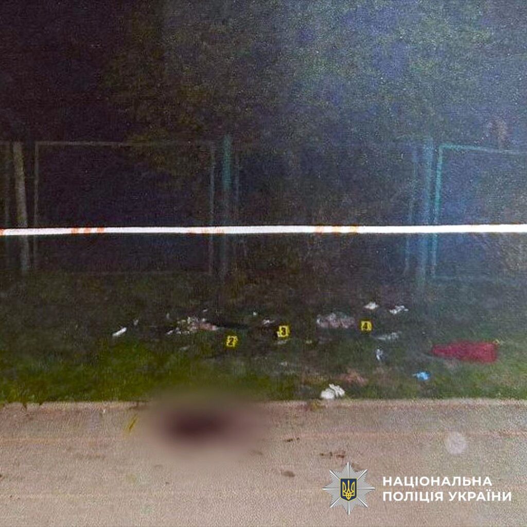 Місце злочину під наглядом поліції вночі.