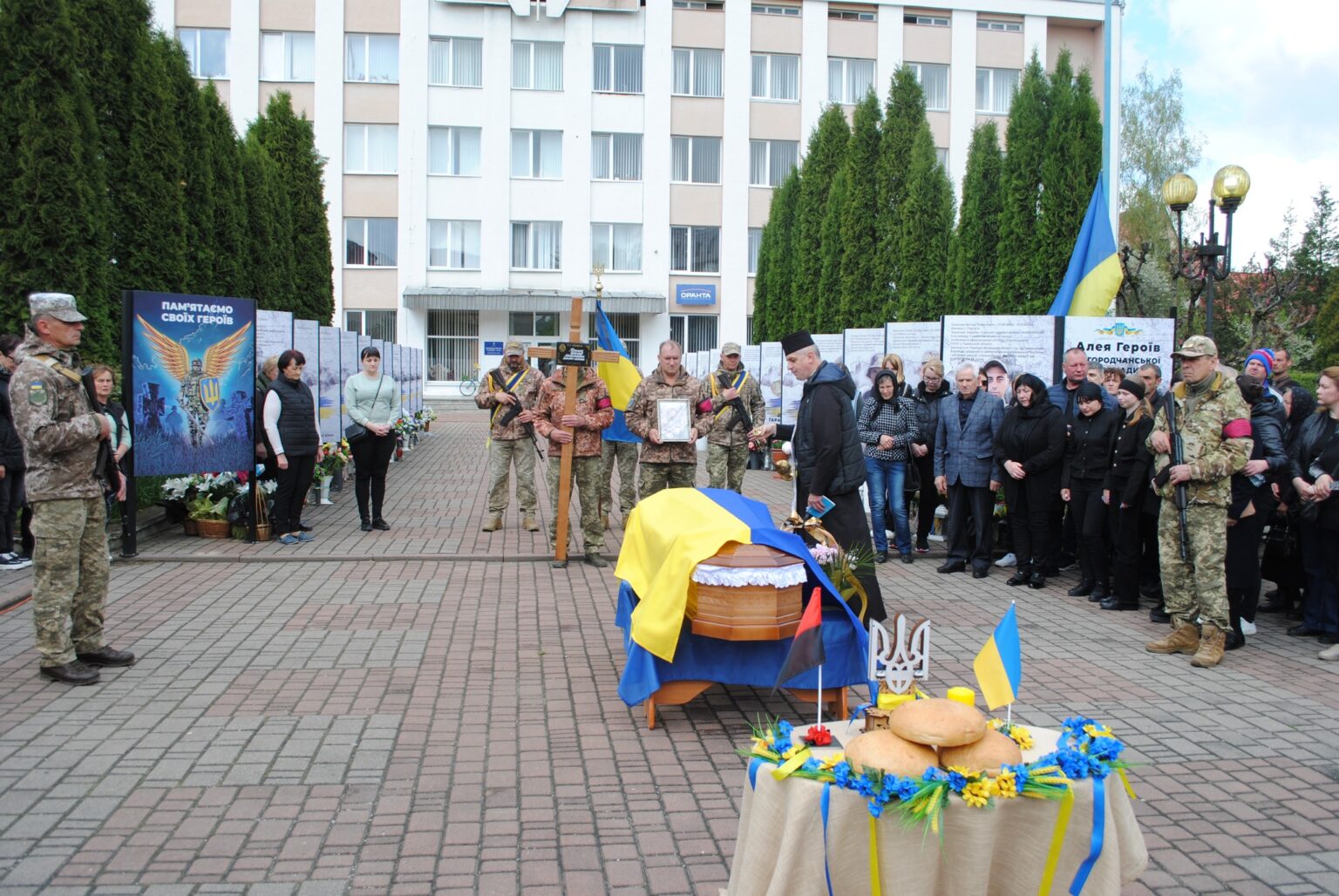 Понад рік вважався зниклим без вісти - до рідного дому прибув скорботний кортеж із полеглим прикарпатцем Ярославом Капущаком