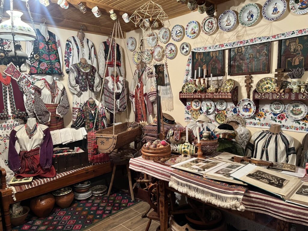 Традиційний український одяг і посуд у музеї.