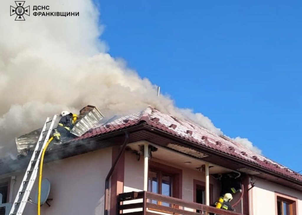 Пожежники гасять пожежу на даху будинку