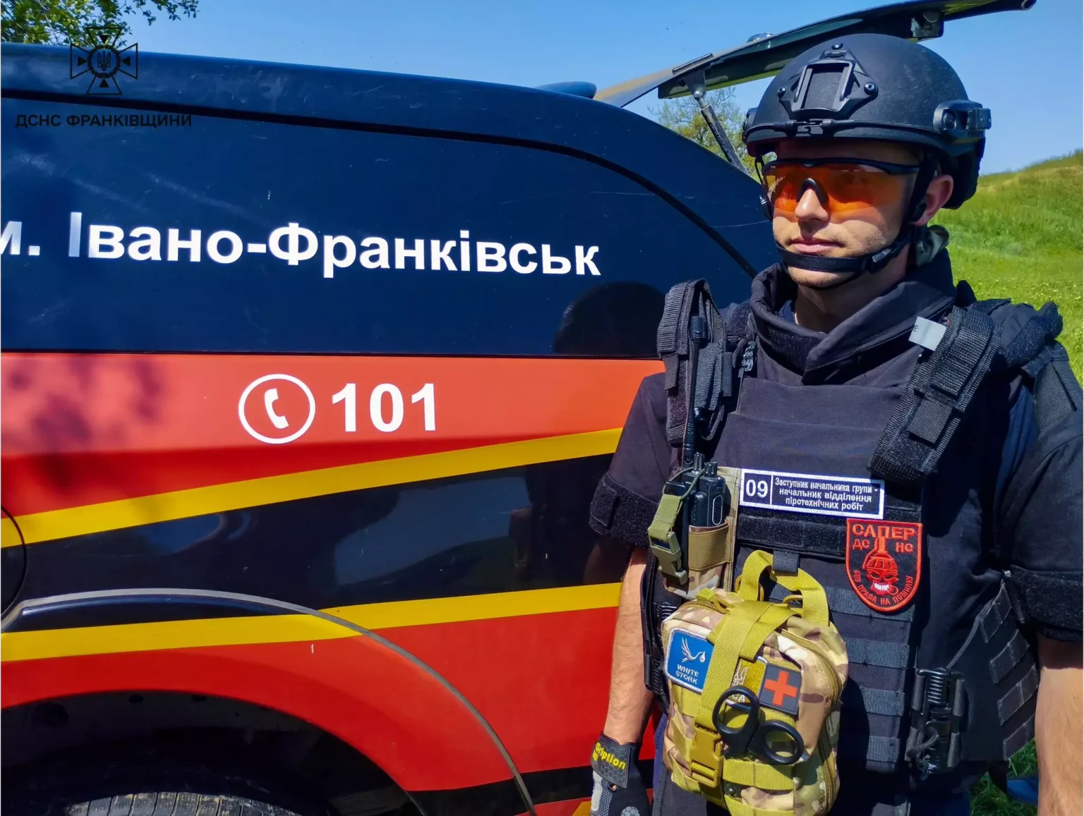 Рятувальник біля службового автомобіля в Івано-Франківську.