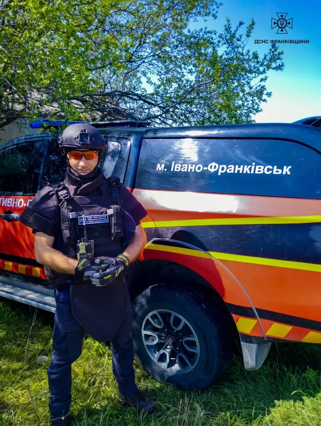 Рятувальник біля авто в Івано-Франківську на службі.