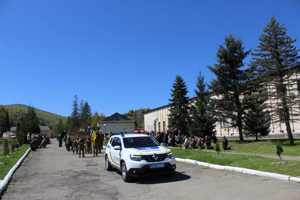 Поліцейська машина на тлі військової церемонії