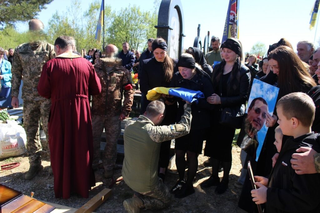 Церемонія зі прапором під час прощання з військовим.