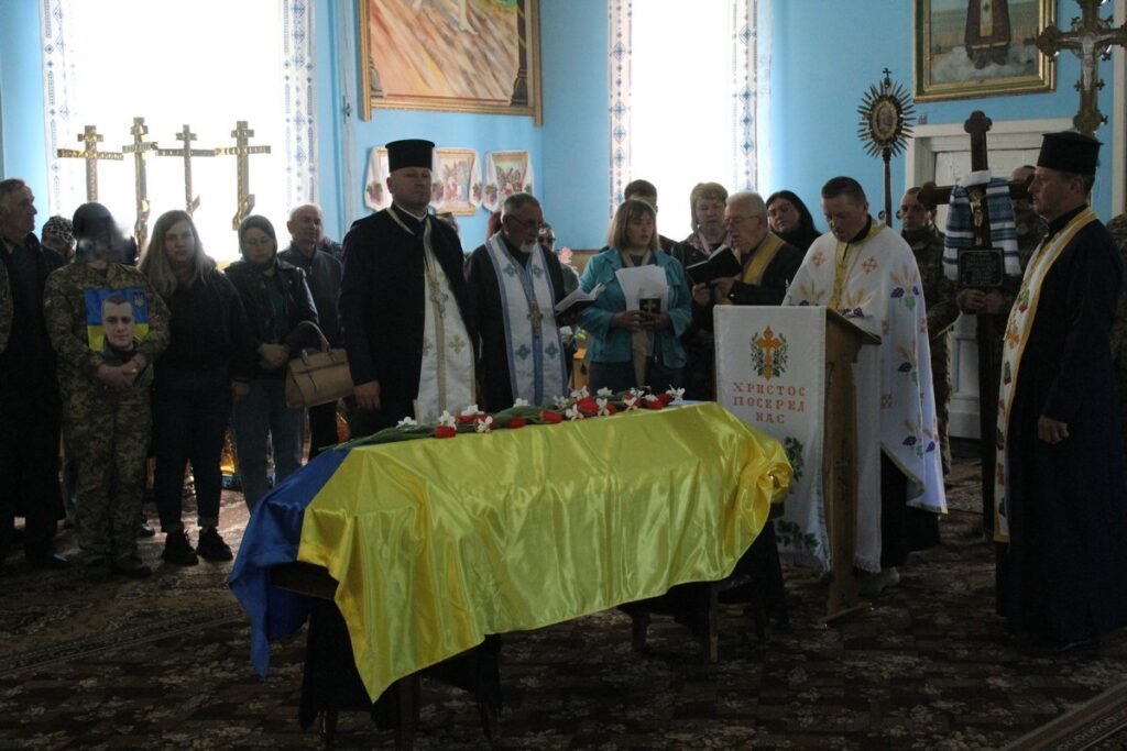 Церемонія прощання з військовим у церкві