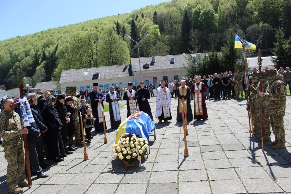 Церемонія поховання українського військового.