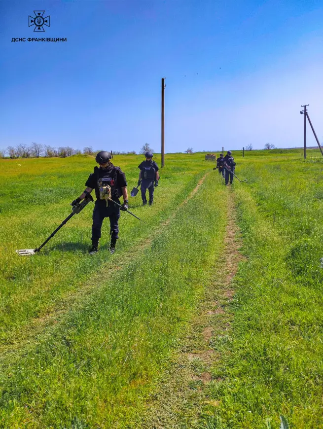 Розмінування поля саперами в Україні