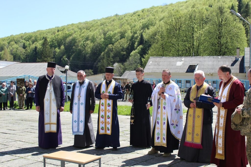 Релігійна церемонія на відкритому повітрі у горах