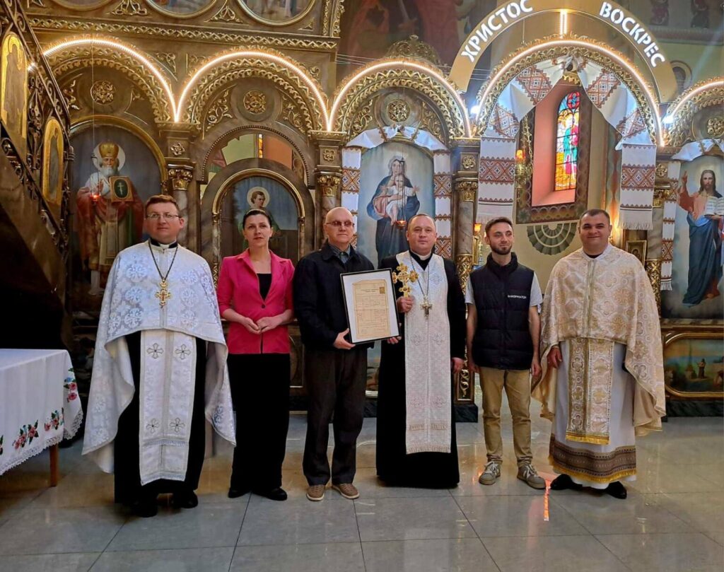 Церковна церемонія в храмі із присутніми людьми.