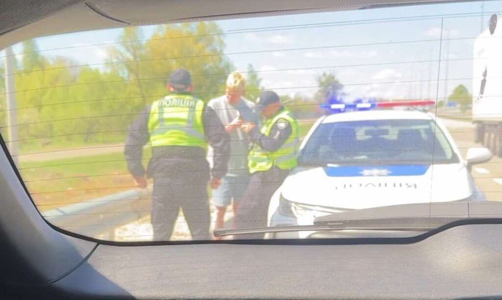 Поліція зупинила автомобіль на дорозі